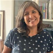 Profesora que imparte clases a niños de primaria